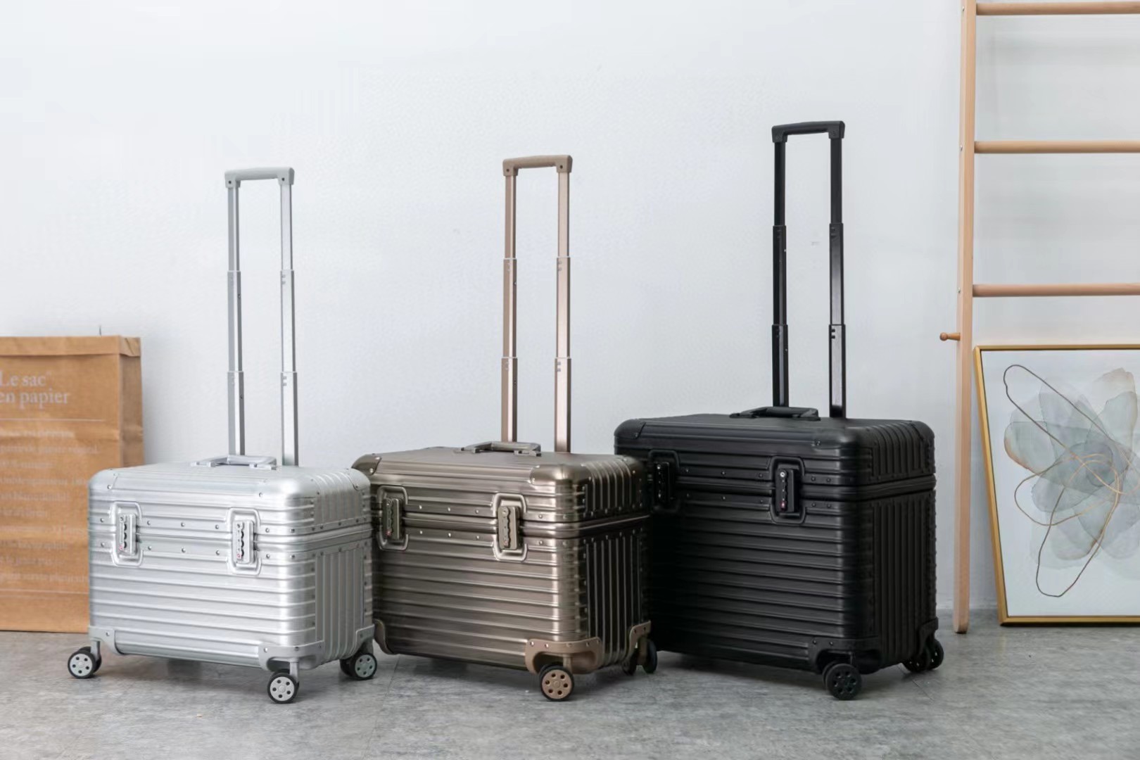 ¿Qué tipos de materiales están disponibles para elegir para la maleta?